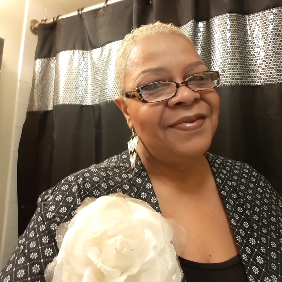 Meet your Posher, Genelle - Picture 1 of 4